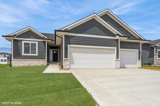 15015 Springbrook Trail, Urbandale, IA 50323