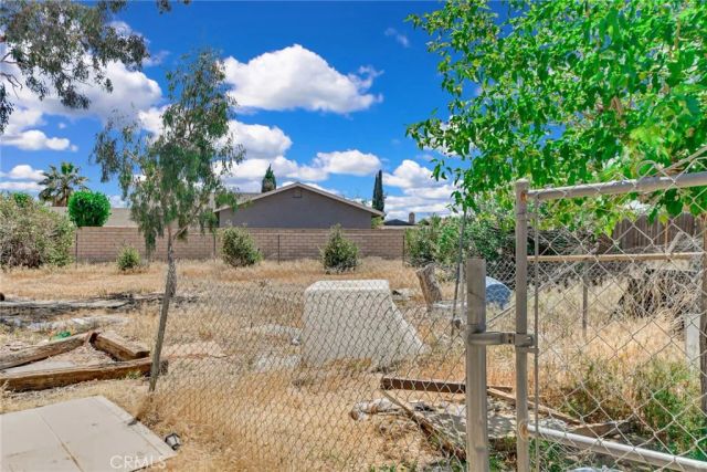 21495 Minodoka Road, Apple Valley, CA 92308