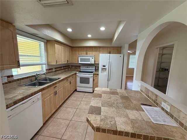 911 SE 31st ST, Cape Coral, FL 33904