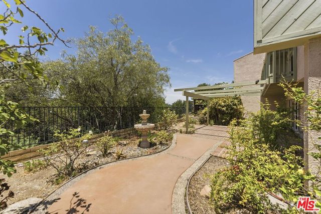 2755 Bottlebrush Drive, Los Angeles, CA 90077