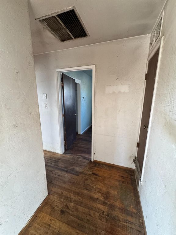 Image 10 of property listing at 5703 E Hampton Way, Fresno, CA 93727