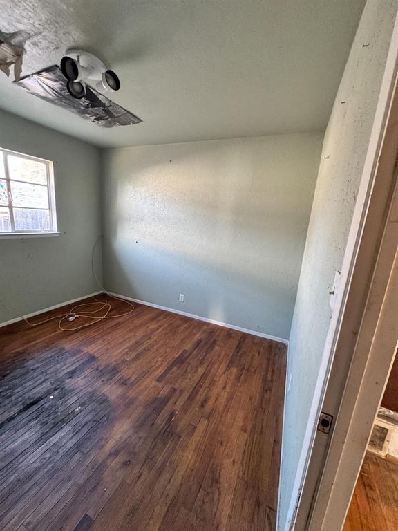 Image 11 of property listing at 5703 E Hampton Way, Fresno, CA 93727