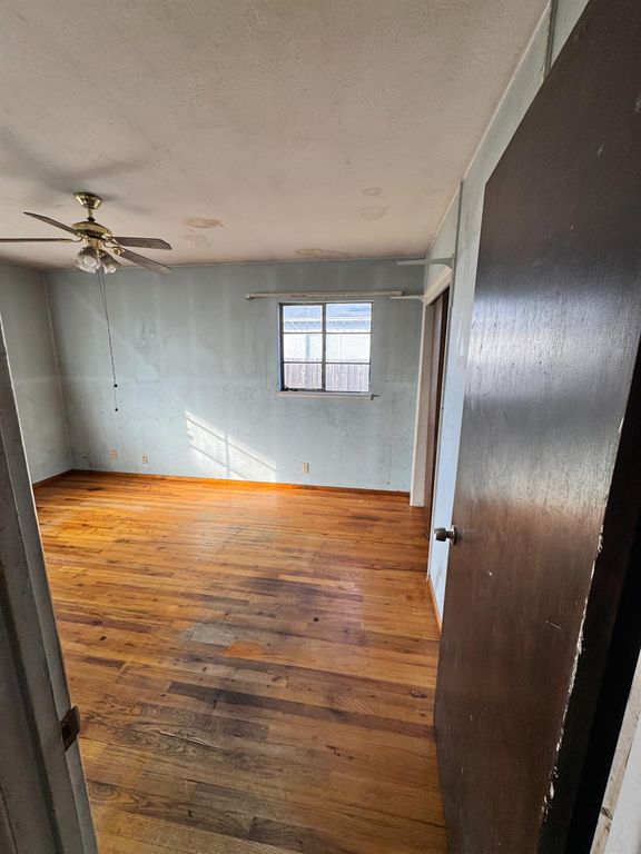 Image 12 of property listing at 5703 E Hampton Way, Fresno, CA 93727