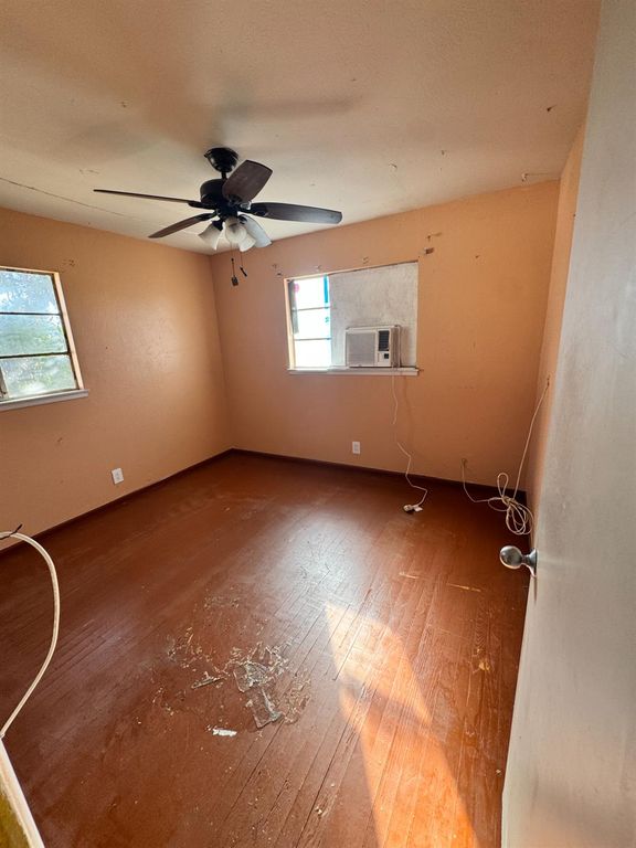 Image 16 of property listing at 5703 E Hampton Way, Fresno, CA 93727