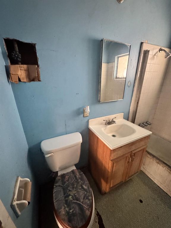 Image 19 of property listing at 5703 E Hampton Way, Fresno, CA 93727