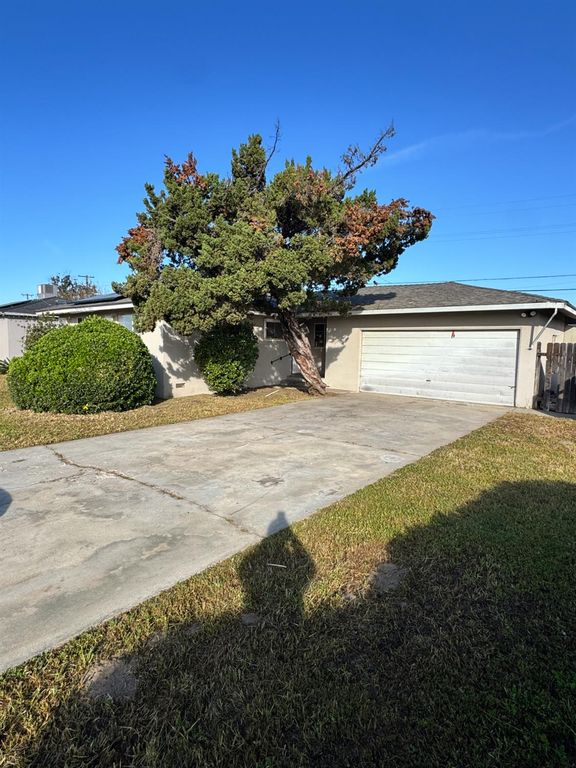 Image 2 of property listing at 5703 E Hampton Way, Fresno, CA 93727
