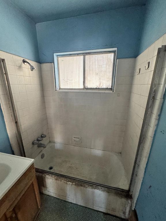 Image 20 of property listing at 5703 E Hampton Way, Fresno, CA 93727