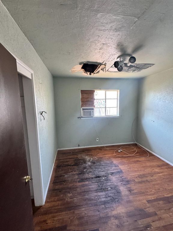 Image 22 of property listing at 5703 E Hampton Way, Fresno, CA 93727