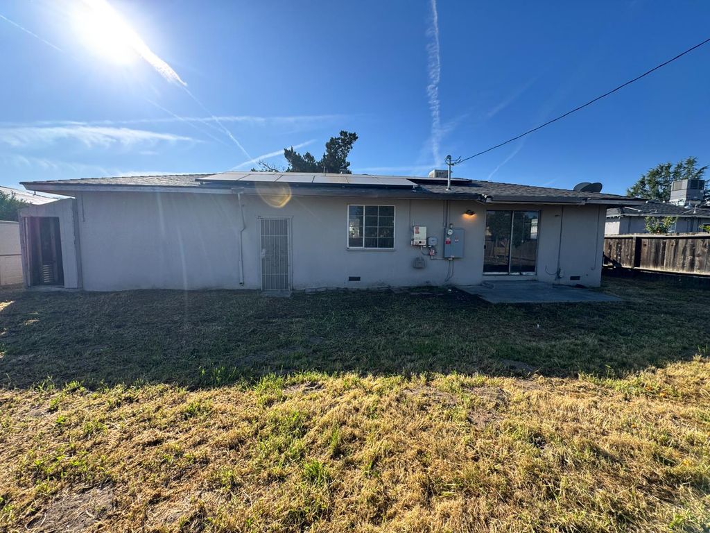 Image 23 of property listing at 5703 E Hampton Way, Fresno, CA 93727