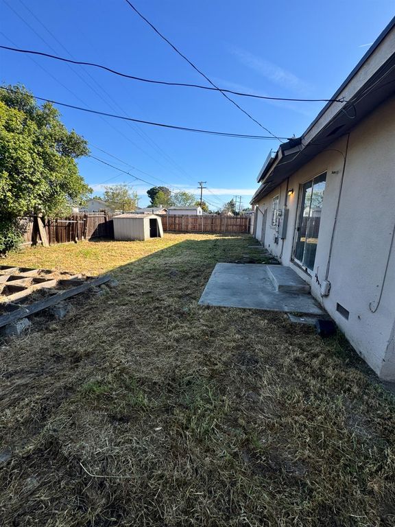 Image 24 of property listing at 5703 E Hampton Way, Fresno, CA 93727