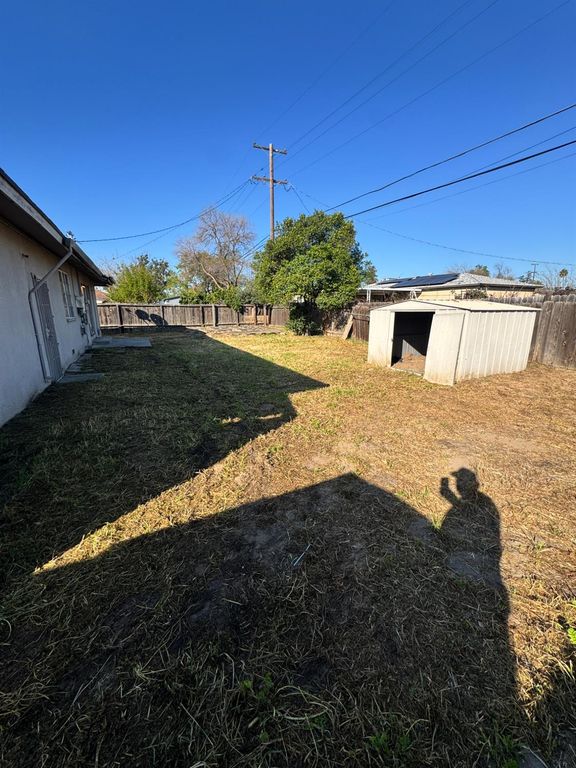 Image 26 of property listing at 5703 E Hampton Way, Fresno, CA 93727