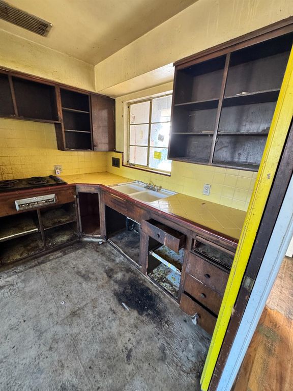 Image 4 of property listing at 5703 E Hampton Way, Fresno, CA 93727