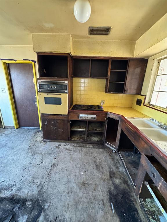 Image 5 of property listing at 5703 E Hampton Way, Fresno, CA 93727