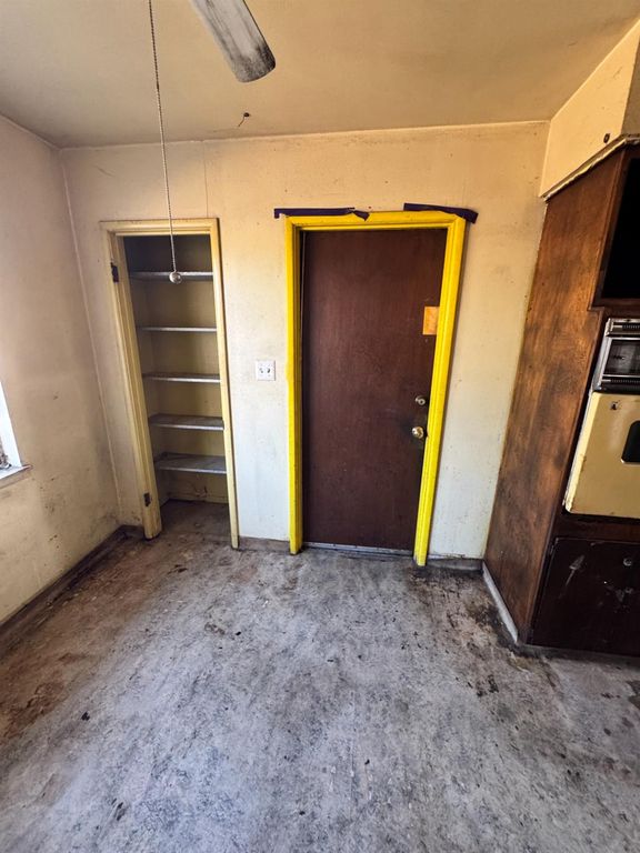 Image 6 of property listing at 5703 E Hampton Way, Fresno, CA 93727