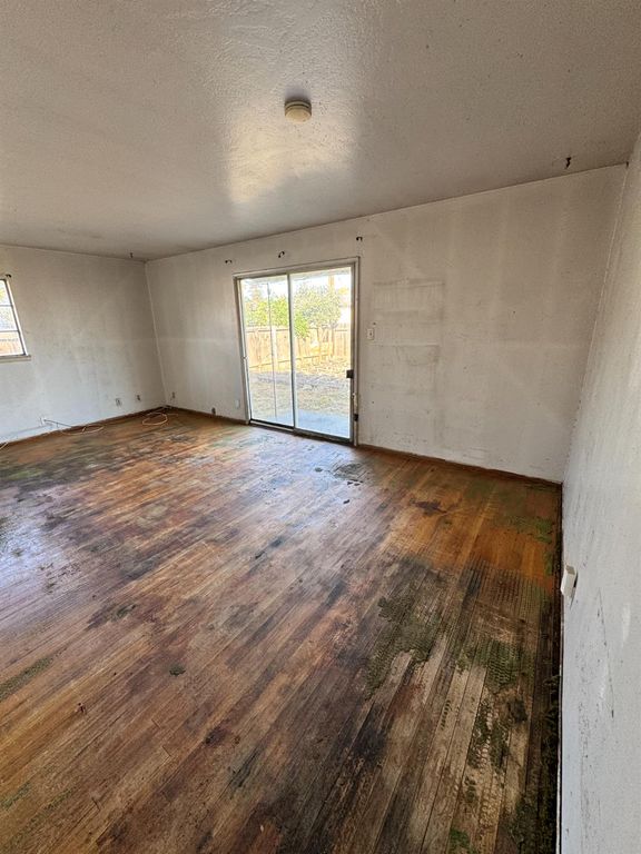 Image 7 of property listing at 5703 E Hampton Way, Fresno, CA 93727