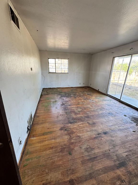 Image 8 of property listing at 5703 E Hampton Way, Fresno, CA 93727