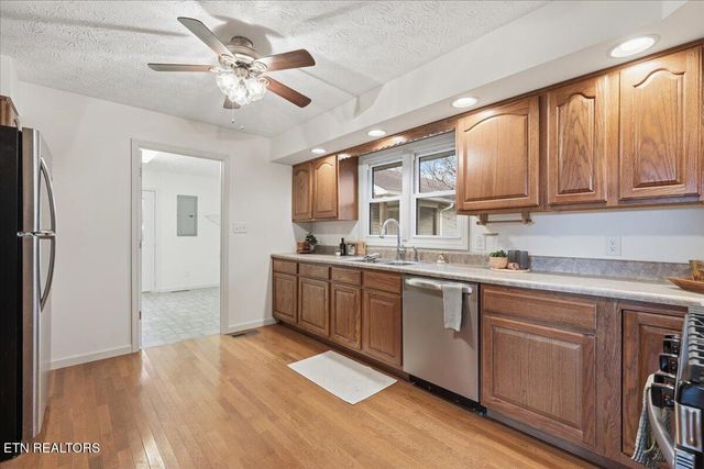 211 Hilltop Rd, Lafollette, TN 37766