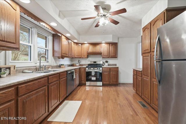 211 Hilltop Rd, Lafollette, TN 37766