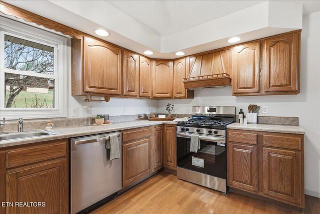 211 Hilltop Rd, Lafollette, TN 37766