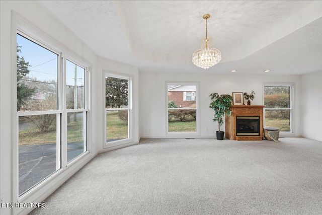 211 Hilltop Rd, Lafollette, TN 37766