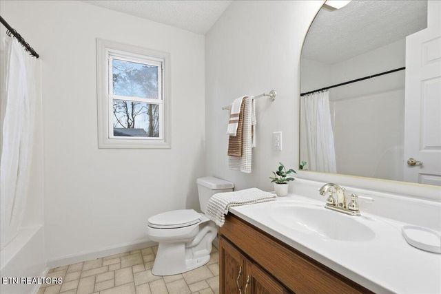 211 Hilltop Rd, Lafollette, TN 37766