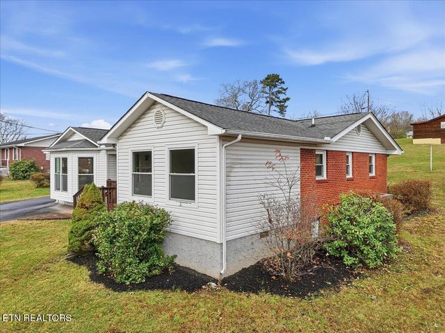 211 Hilltop Rd, Lafollette, TN 37766