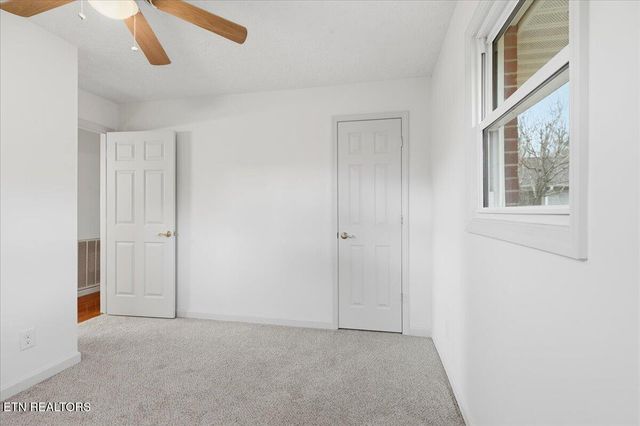 211 Hilltop Rd, Lafollette, TN 37766