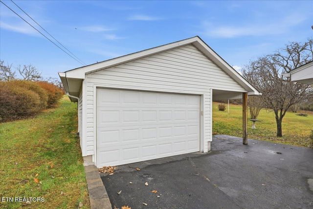 211 Hilltop Rd, Lafollette, TN 37766