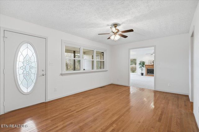 211 Hilltop Rd, Lafollette, TN 37766