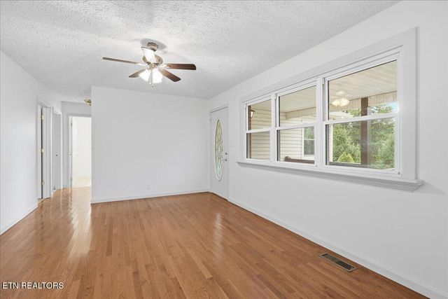 211 Hilltop Rd, Lafollette, TN 37766