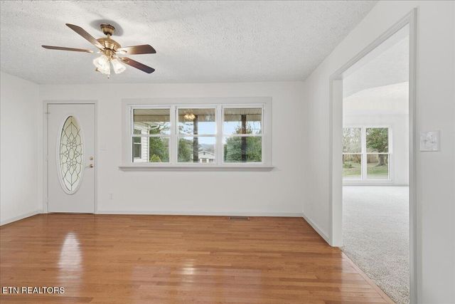 211 Hilltop Rd, Lafollette, TN 37766