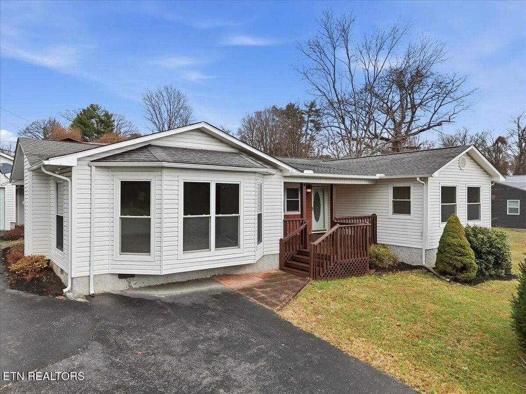 211 Hilltop Rd, Lafollette, TN 37766