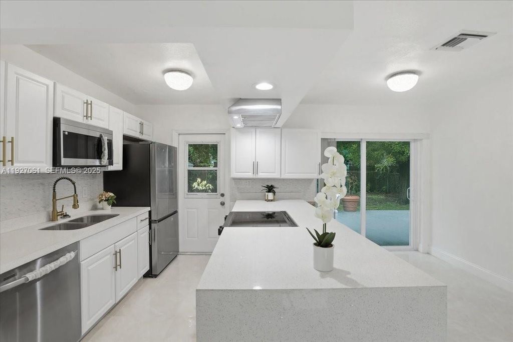 3330 N 72nd Ter, Hollywood, FL 33024