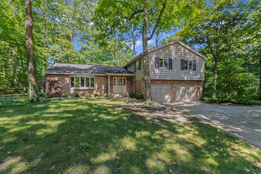 94 E Foster Avenue, Roselle, IL 60172