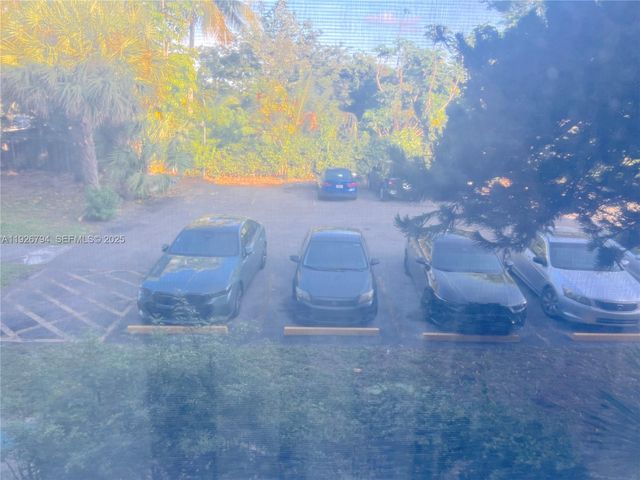 942 NE 199th St 2B, Miami, FL 33179