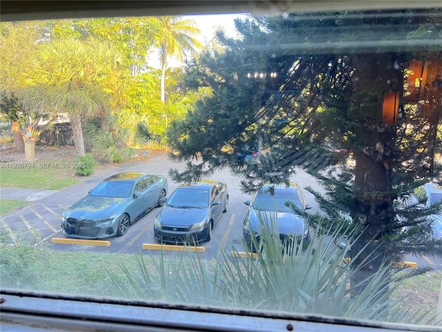 942 NE 199th St 2B, Miami, FL 33179