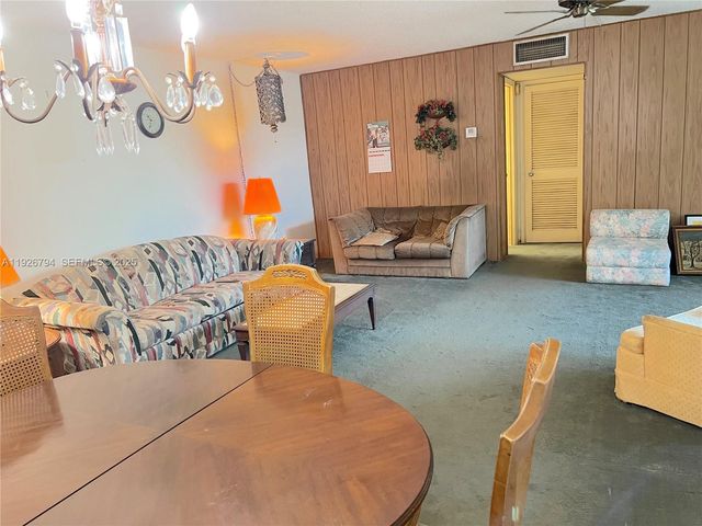 942 NE 199th St 2B, Miami, FL 33179