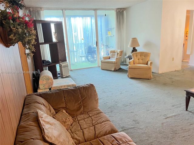 942 NE 199th St 2B, Miami, FL 33179