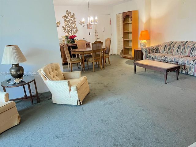 942 NE 199th St 2B, Miami, FL 33179