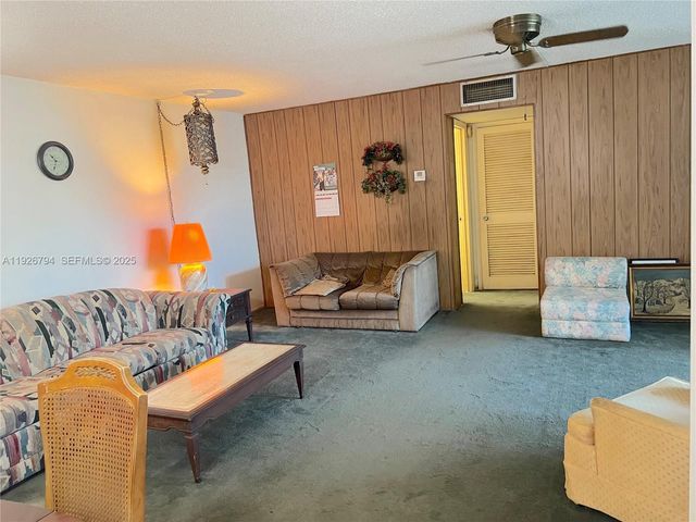 942 NE 199th St 2B, Miami, FL 33179