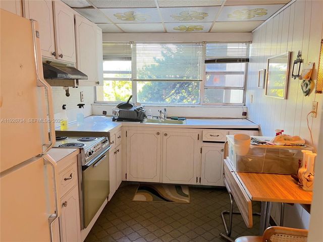 942 NE 199th St 2B, Miami, FL 33179