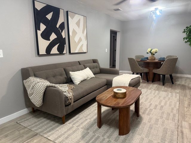 328 N Taylor Street, Gainesville, TX 76240