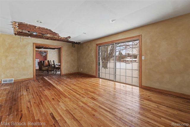 4696 Walnut Lake Road, Bloomfield Hills, MI 48301