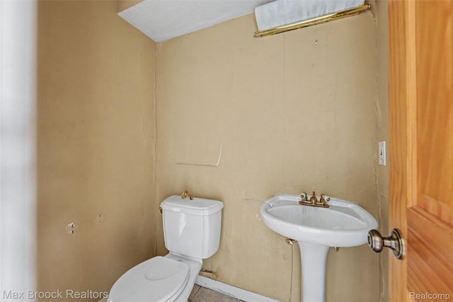 4696 Walnut Lake Road, Bloomfield Hills, MI 48301