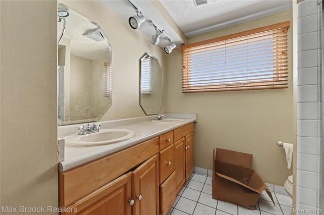 4696 Walnut Lake Road, Bloomfield Hills, MI 48301