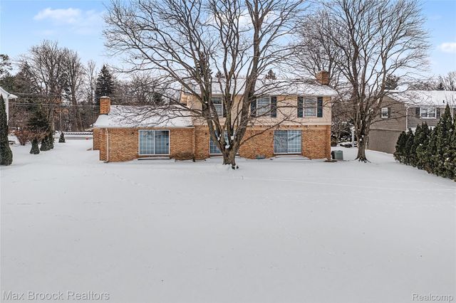 4696 Walnut Lake Road, Bloomfield Hills, MI 48301