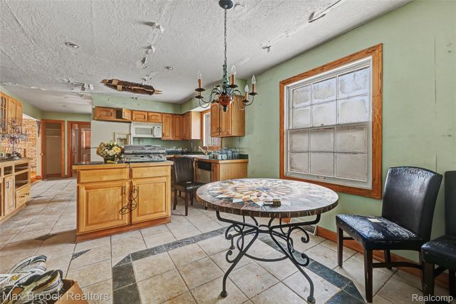 4696 Walnut Lake Road, Bloomfield Hills, MI 48301