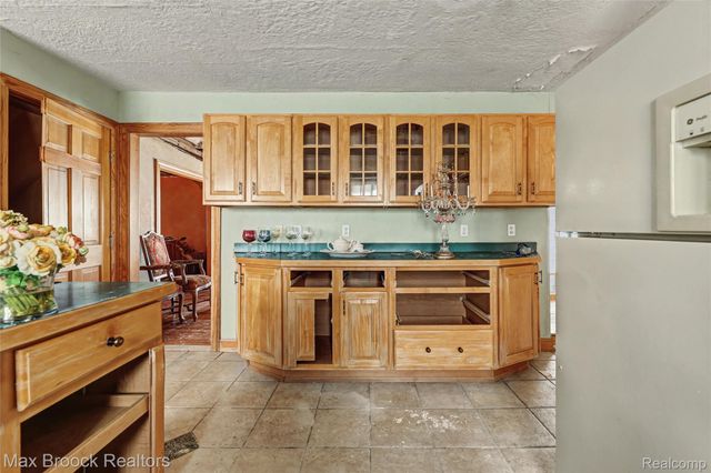 4696 Walnut Lake Road, Bloomfield Hills, MI 48301