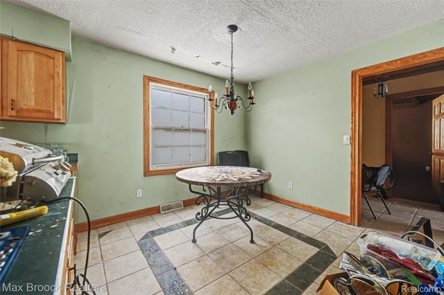 4696 Walnut Lake Road, Bloomfield Hills, MI 48301