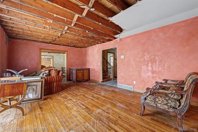 4696 Walnut Lake Road, Bloomfield Hills, MI 48301